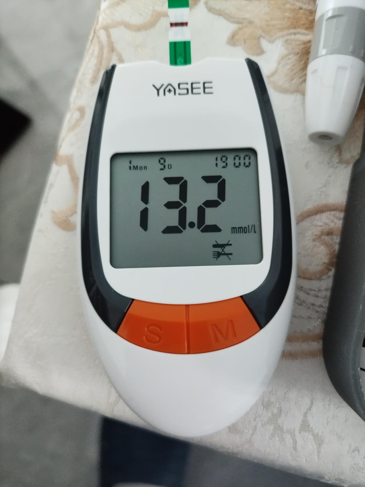 今天的午餐，一个馒头，吃的酸菜炖大骨头。吃完饭儿本该或者溜达溜达，或者散步，