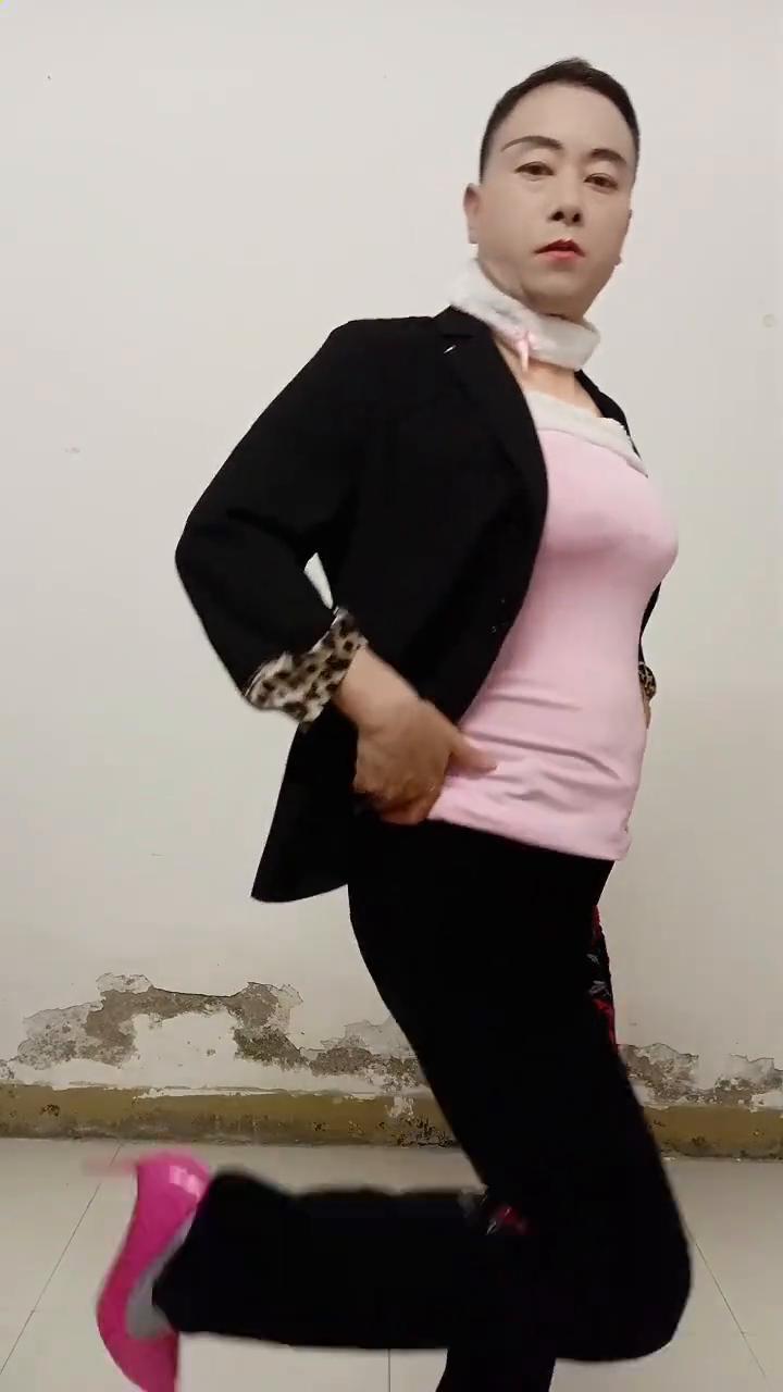小西装、黑的花裤子、红色高跟鞋，这样穿搭漂亮吗？
