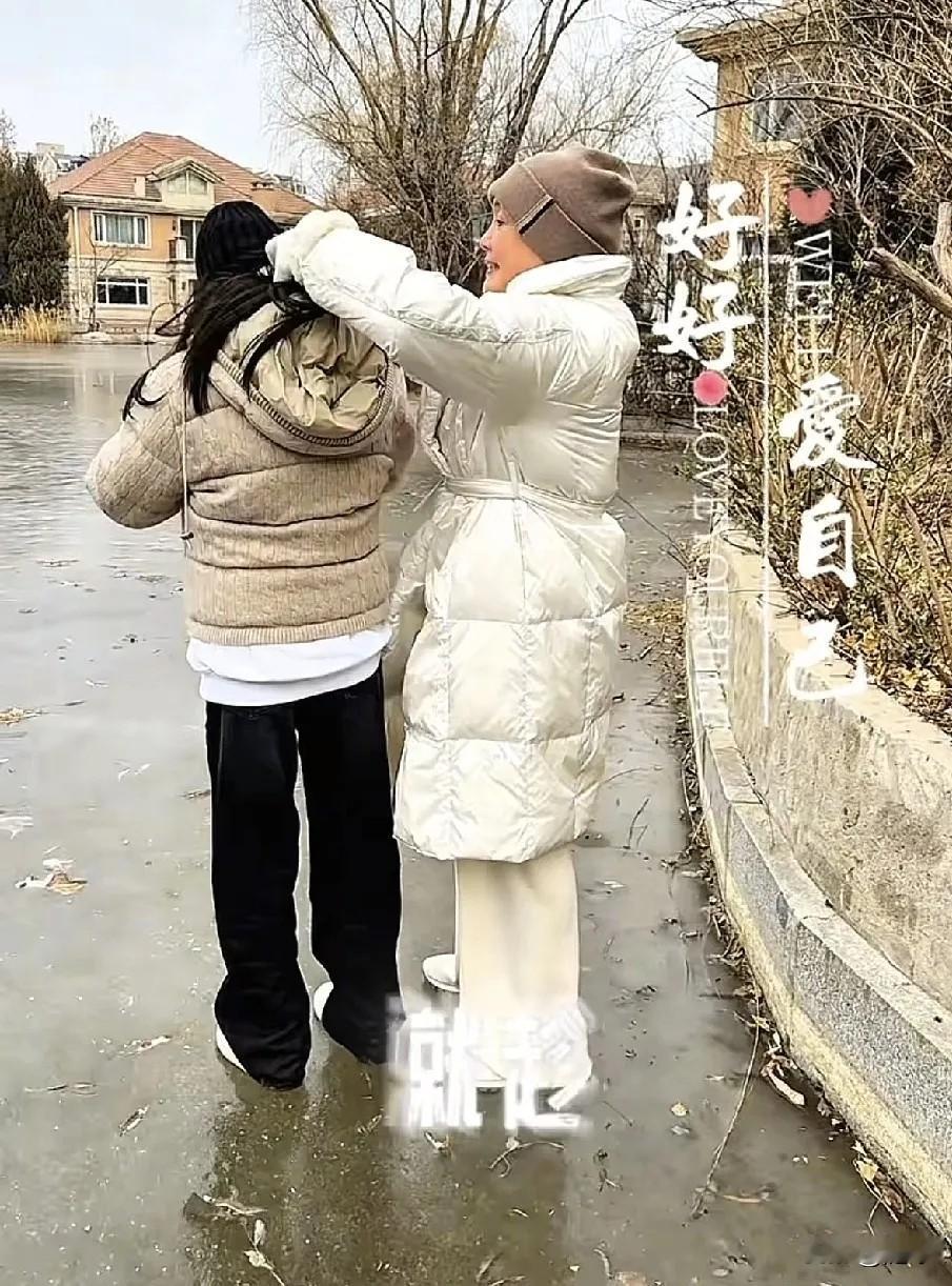 小玥儿小箖箖太开心了！第一次冬天回北京，跟着奶奶出来一起滑冰，虽然天气很冷，但