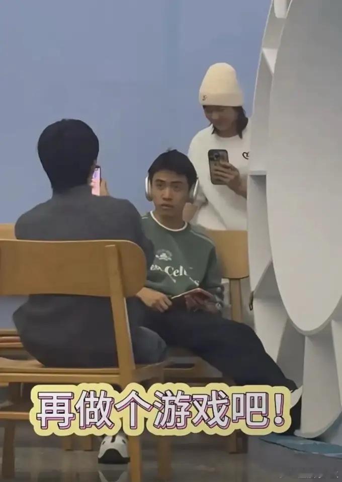 全红婵这位同伴是谁？在机场和全红婵一起玩划拳，也太幸运了吧！男生看着皮肤黑黑的，