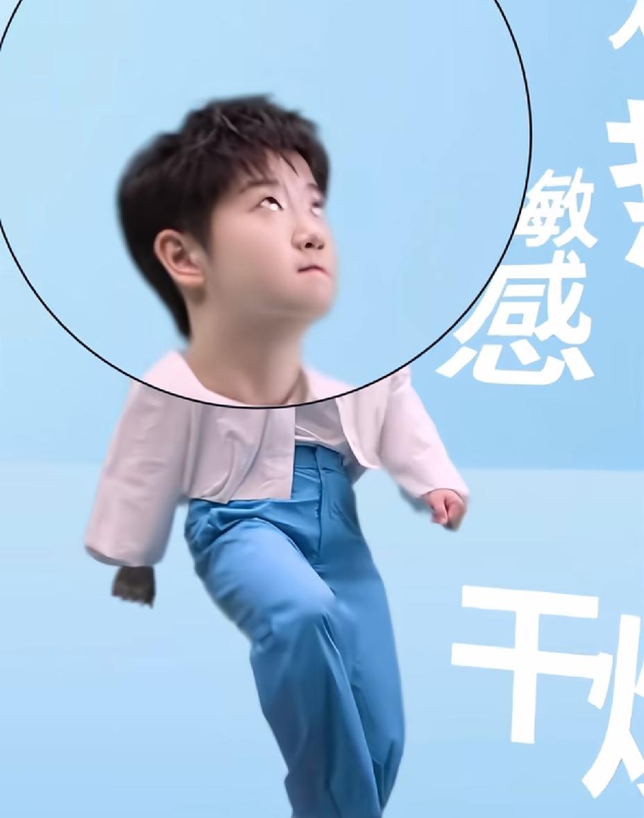 “退”这个动作是谁想出来的，彻底“吓到”莎莎了，一秒不带停的，赶紧往后退。