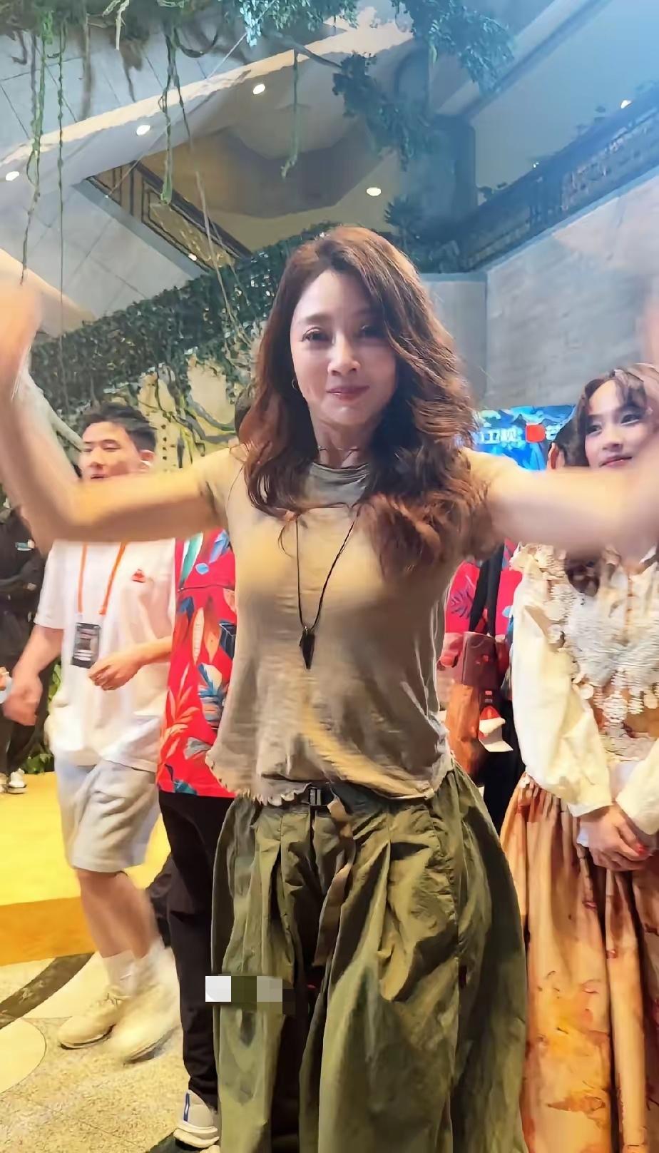 女人长的漂亮穿什么衣服都好看，更何况是明星，穿衣服就更漂亮了。殷桃这身打扮可