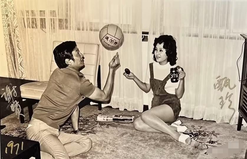 1971年，谢贤与甄珍热恋期，一张温馨的合影，当年谢贤赴台参演电影《缇萦》，与当