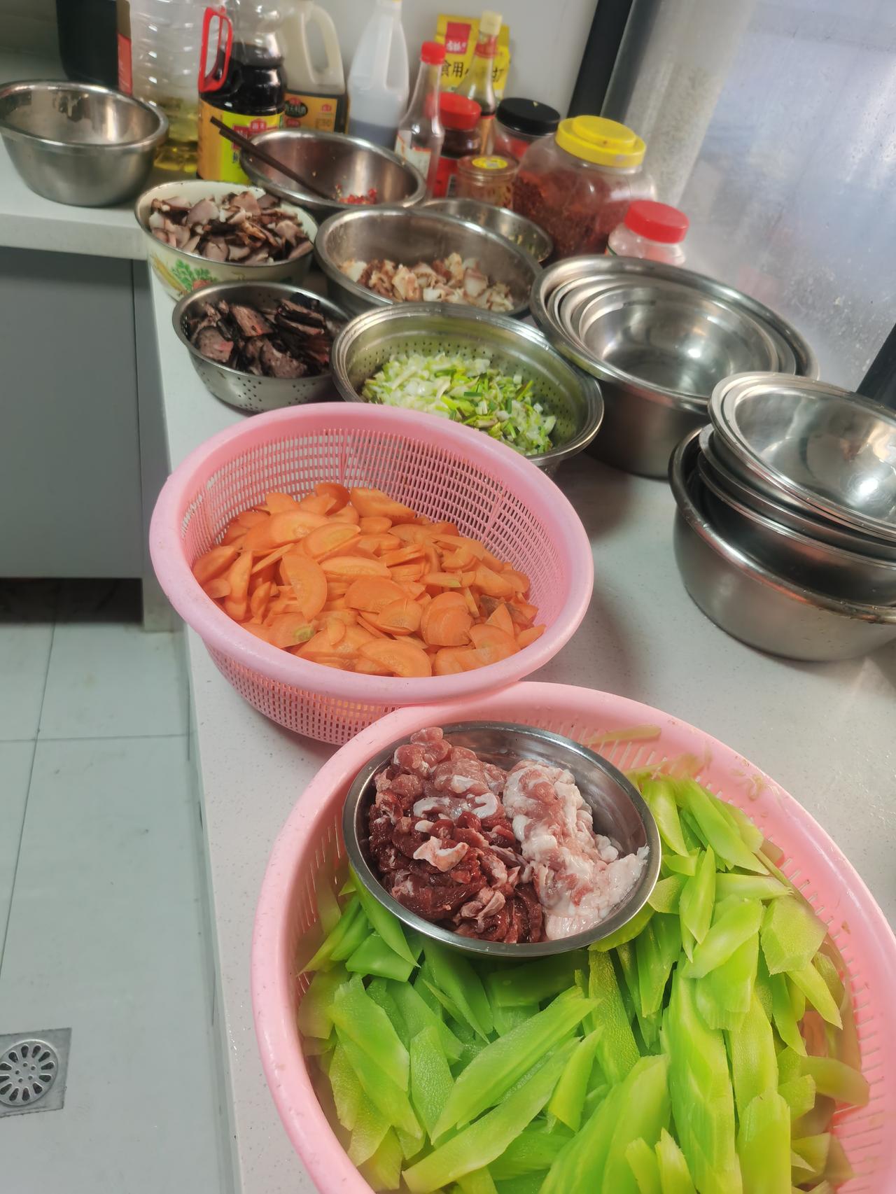 今日食堂菜谱：红萝卜炒腊肉莴笋炒猪肉南瓜汤。我国各省美食代表1、北京