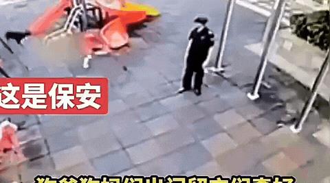 恶犬狂追男孩，男孩跑向保安寻求帮助，这保安的做法真让你寒心。视频中，一恶犬追着