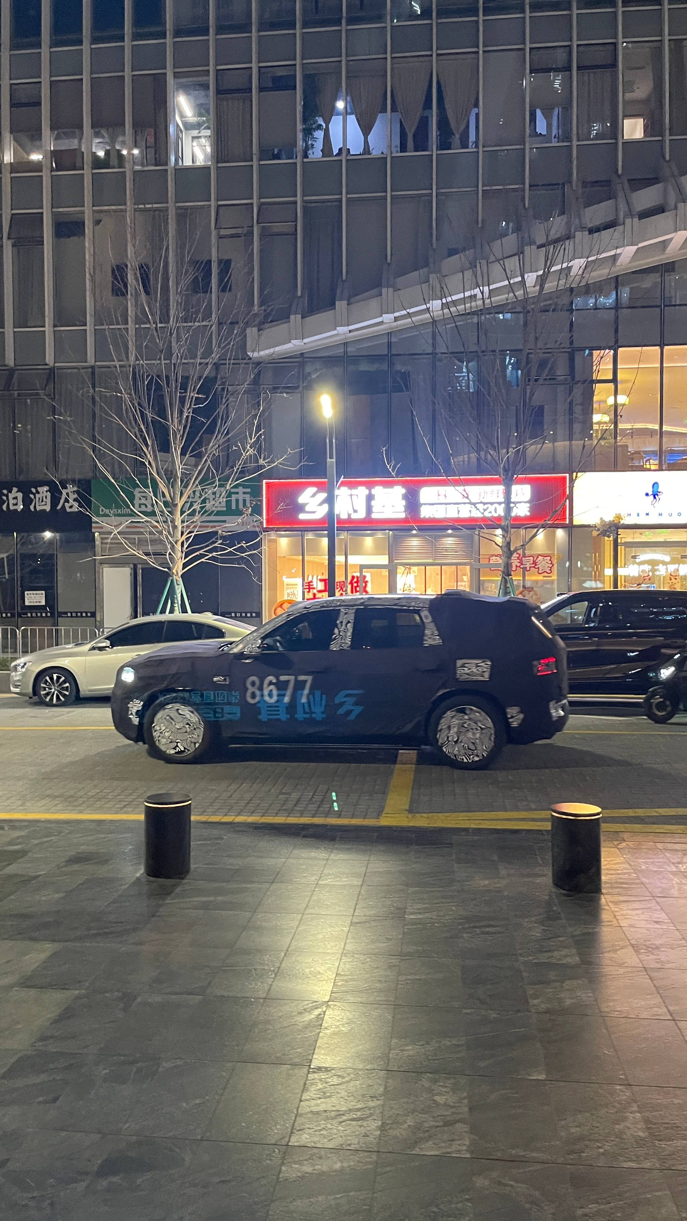 在极氪大厦楼下偶遇极氪8x看起来有着更显运动的比例和轮廓。极氪杭州·杭州极氪