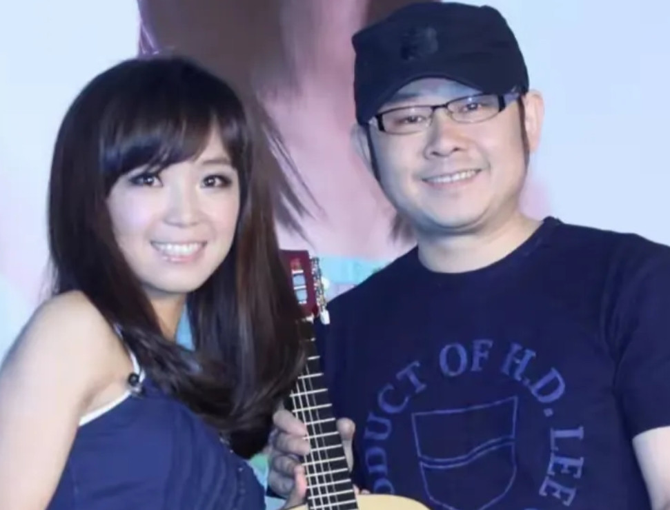 神回复:问:刀郎开演唱会为何老是哭呢？答:刀郎造就谢春芳成为云朵那样的成功，