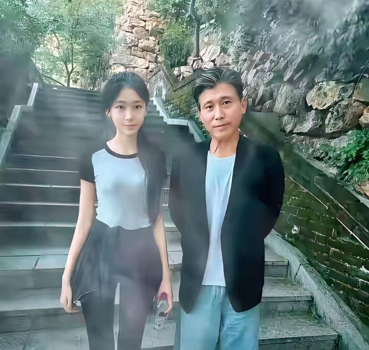 李乃文父女同框！女儿也太好看了吧，真的好漂亮，不愧是星二代颜值天花板。李乃