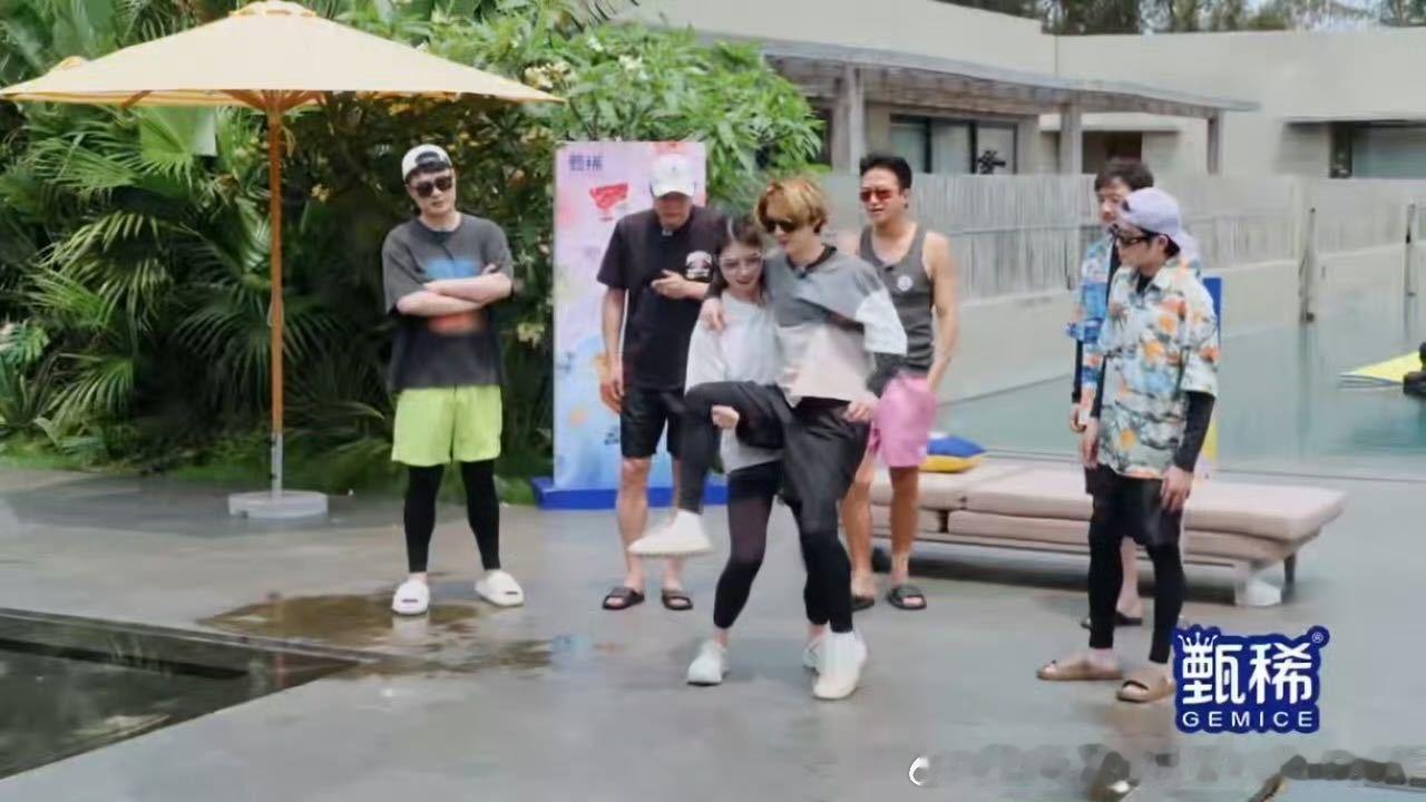 鹿晗被公主抱哈哈哈哈哈张雨霏这臂力我服了，抱鹿晗跟没抱一样，蹲起做得面不改色。