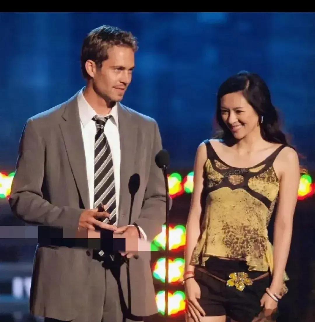 年轻时候的章子怡和保罗·沃克同框，看章子怡望着沃克的拉丝的眼神，那时候大概率是想