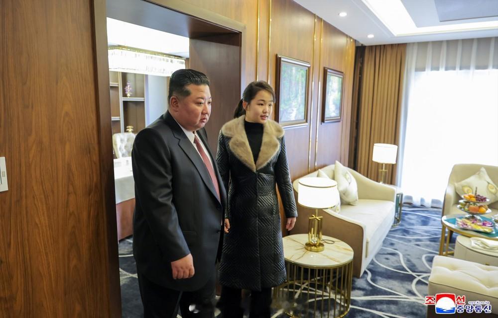 慈姐比她“母后”雪主曝光度更高，你懂！她越来越成熟，这是朝鲜人民的大幸。