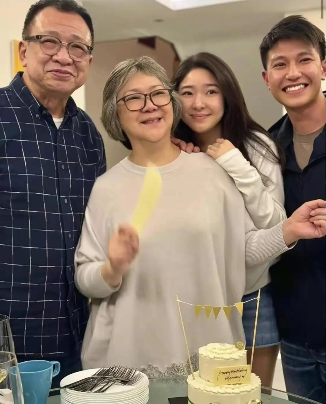 看了许绍雄一家的照片突然理解那句老话真的是太对了,老话说:有钱难买老来瘦。