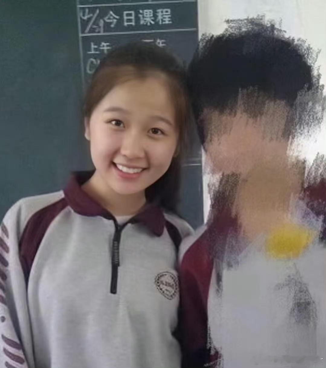 虞书欣赵露思早期照片，两个人反差都挺大的