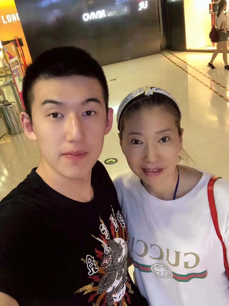 她是女篮名将，丈夫付伟突发疾病离世，她悲痛欲绝，5年后，44岁的她带着儿