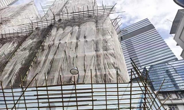 香港还在用竹子搭高层脚手架，外面还包塑料膜，真不怕着火？这玩意儿说是非遗，但内地