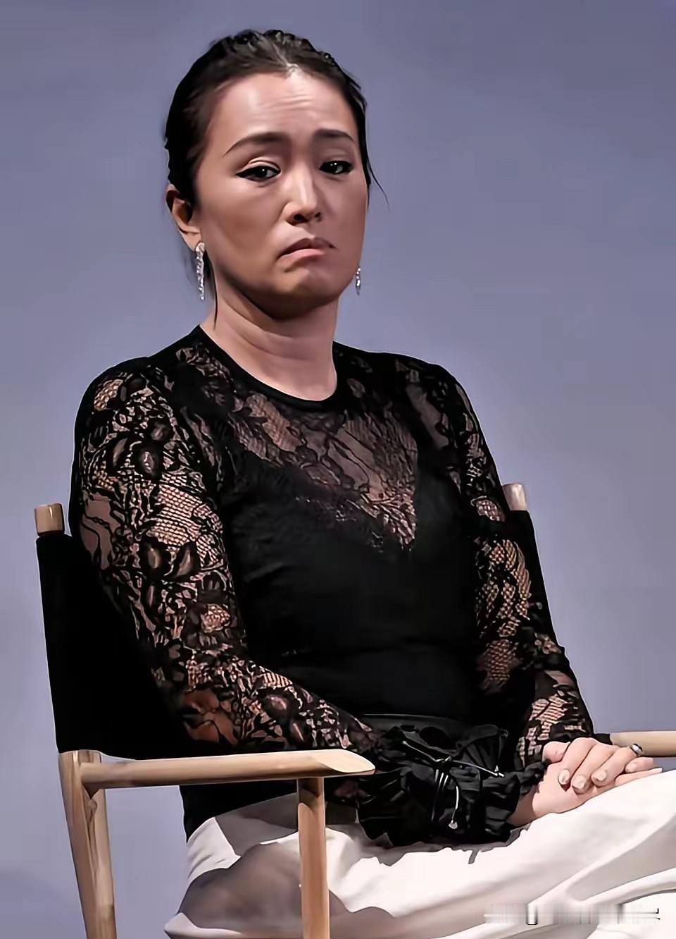 估计很多喜欢巩俐的中老年男粉丝们，看到这一幕感觉天都要塌了吧，巩俐参加活动的最新