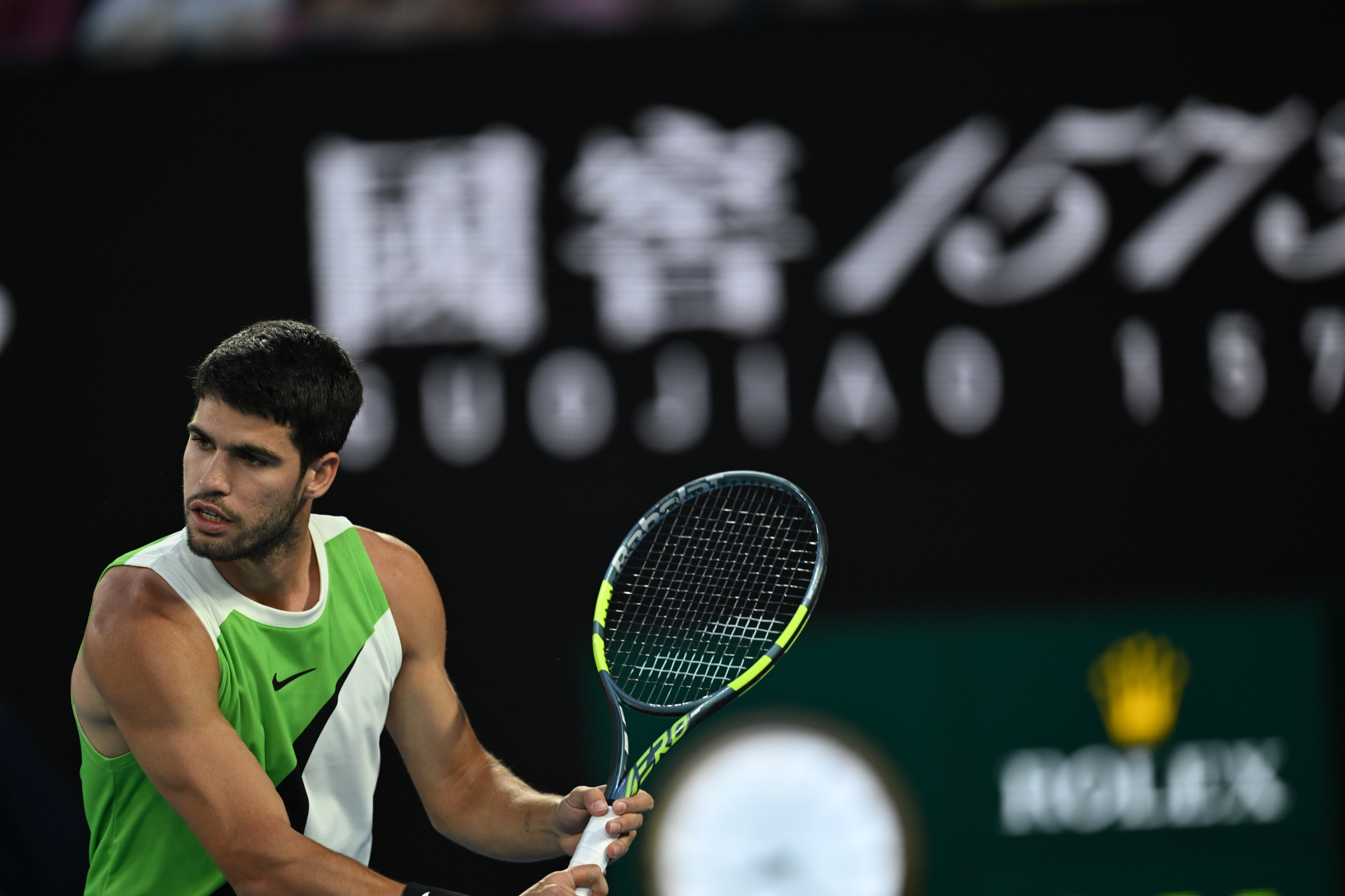 有惊无险！后2盘掌握节奏，开始游刃有余。阿尔卡拉斯在¼决赛以3:0击败德米纳尔，