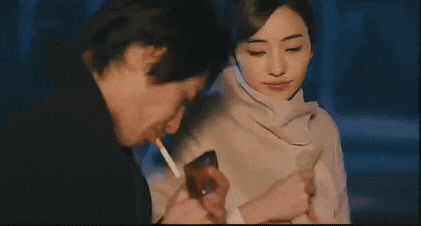 风衣挡风点烟，让男人瞬间沦陷的动作……你身边有一个，愿为你点烟挡风的女孩吗？