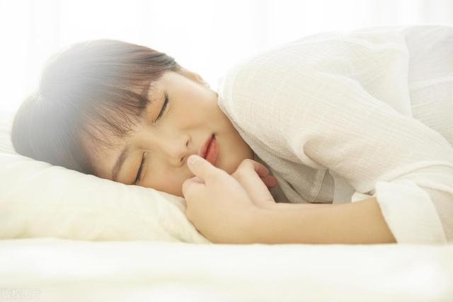 为什么说睡觉不能“脚朝西,头朝东”?告诉你原因