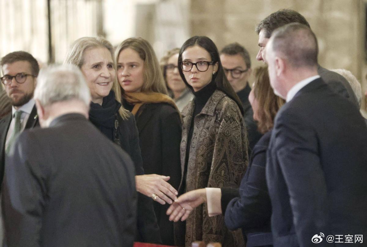 西班牙王室🇪🇸3月30日，索菲亚王后在女儿艾琳娜公主、克里斯蒂娜公主、外孙