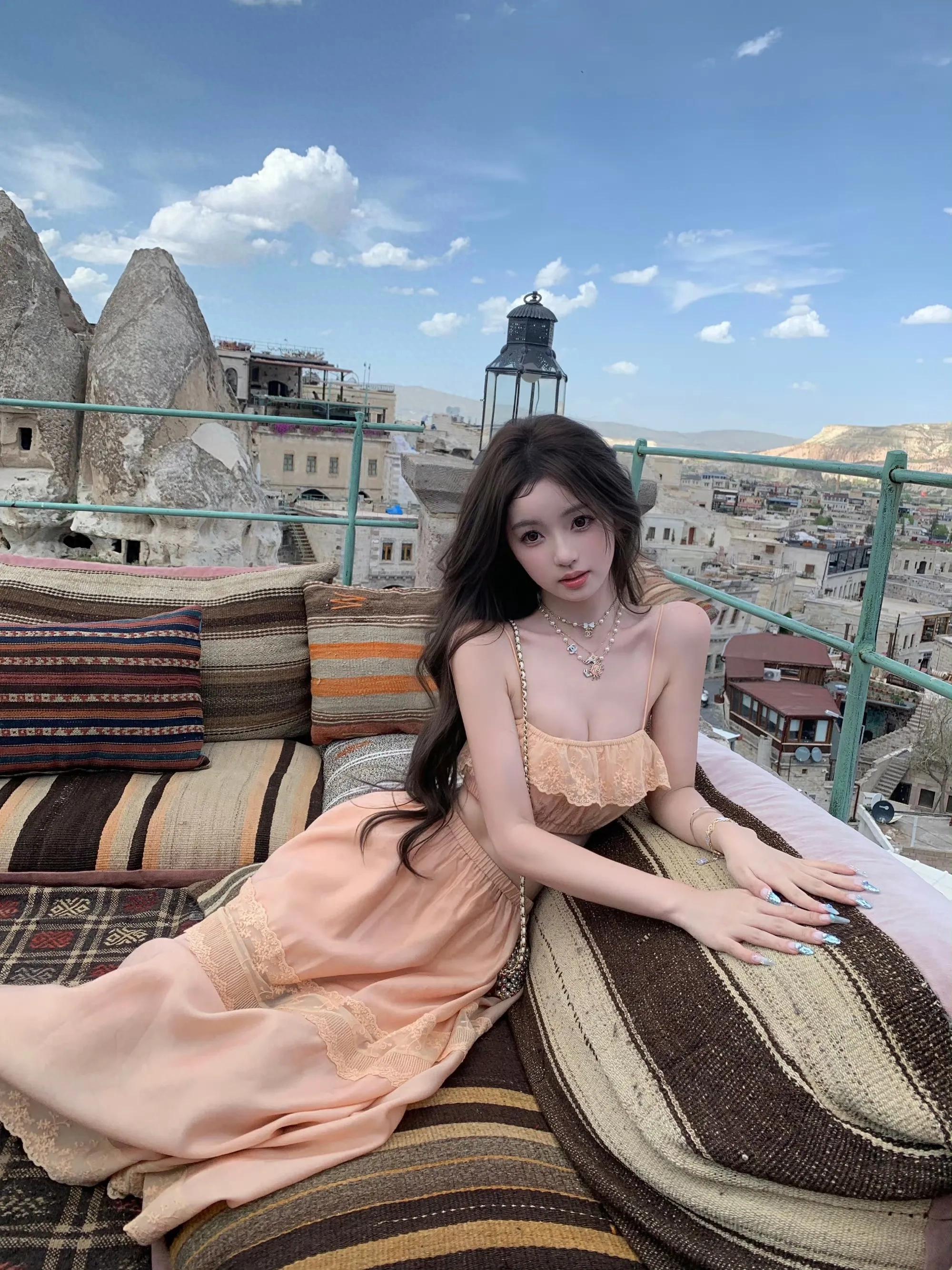 王校长女友懒懒异域之旅刷屏，颜值与穿搭双在线，老外回头率200%