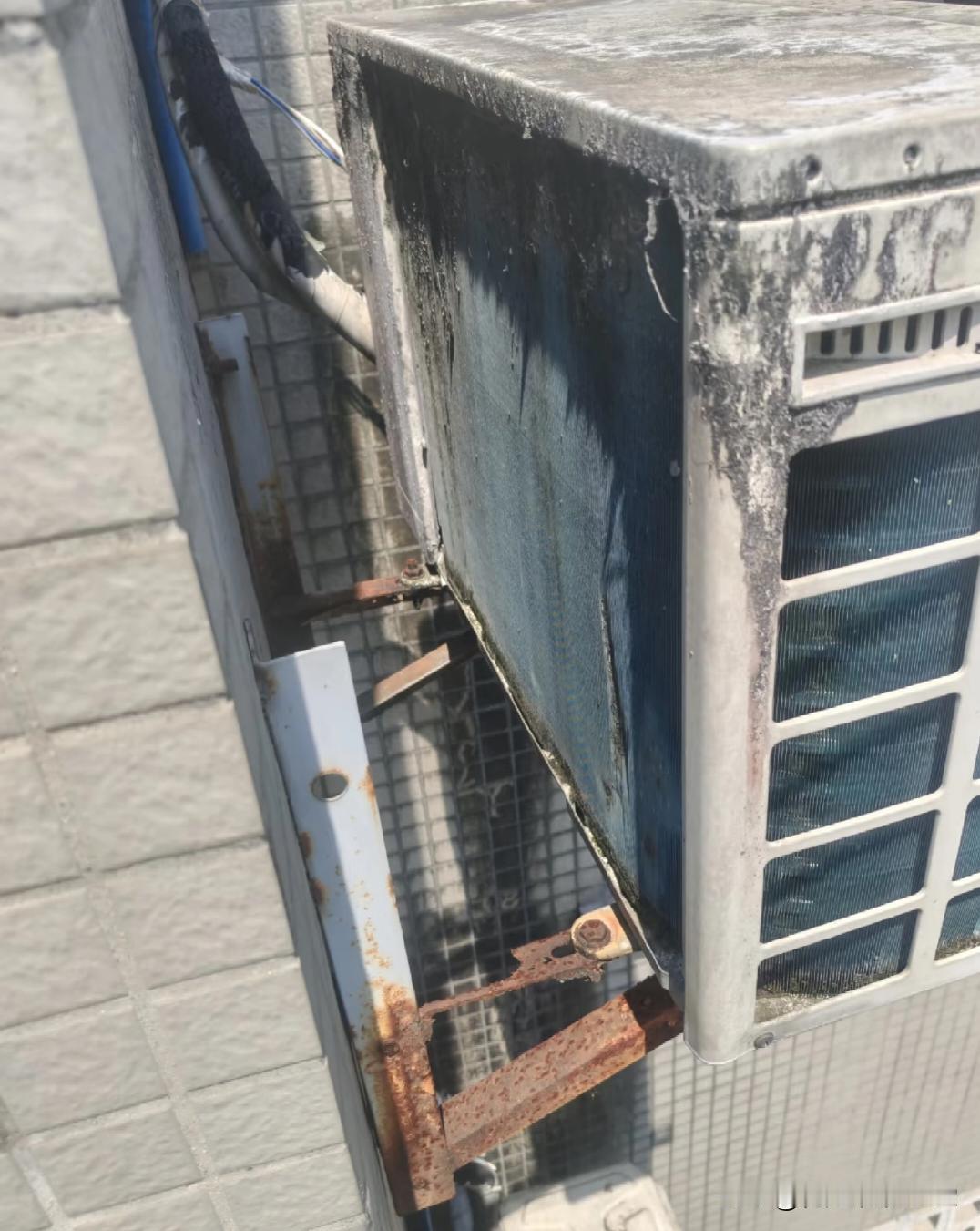 差点出大事了，感谢楼下邻居。今天一早楼下邻居就来敲门，他说你家空调快掉下去，支