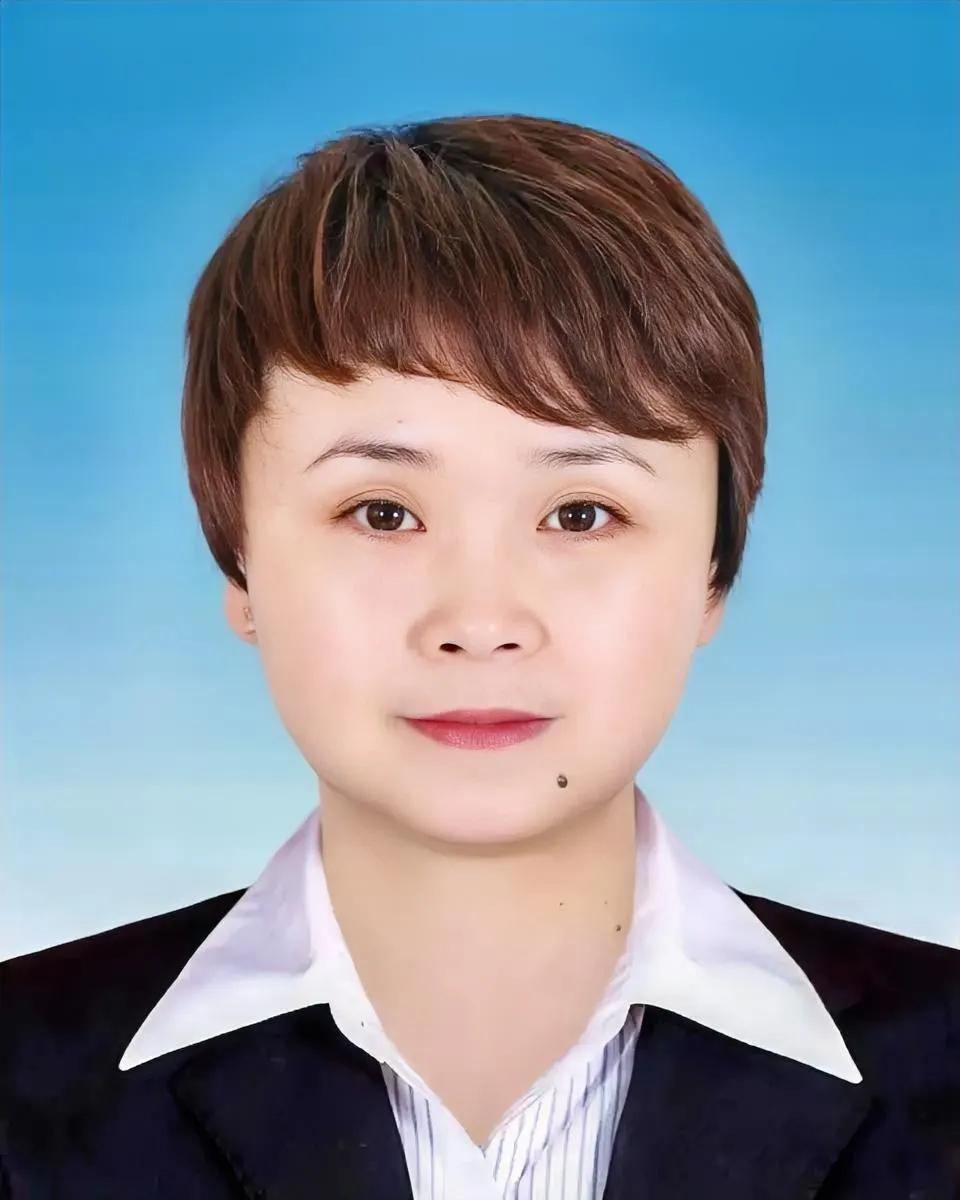 万霞是张雪峰创业初期001号助理，最开始的月薪只有3500，在物价飞涨的北京生活