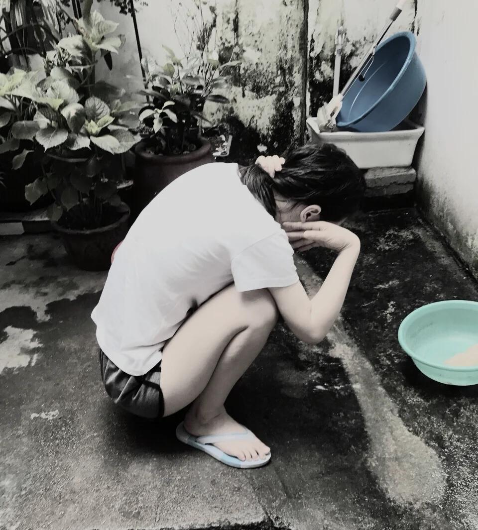 早上吃饭时，我有些恶心。到单位后，浑身没劲儿，硬想睡。我感觉我最近总是乏力，嗜