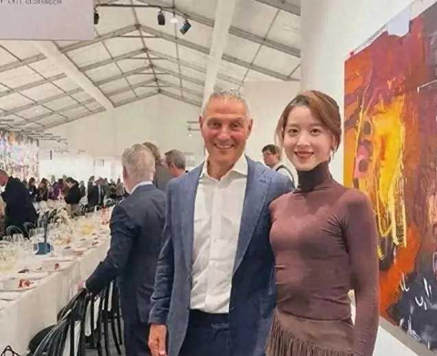 她穿紧身衣上晚宴，肋骨都看得到，网友炸了。不是瘦过头，是练出来的。健身不是为