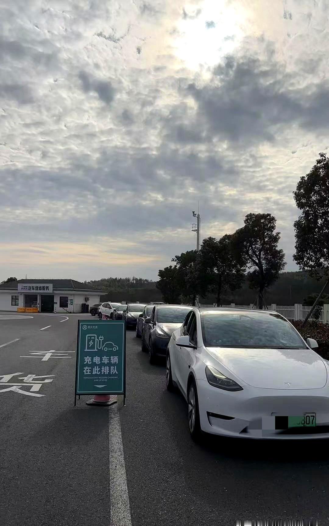 国庆头一天，高速口堵得跟停车场似的，好不容易蹭进服务区，好家伙，往年女厕所门口那
