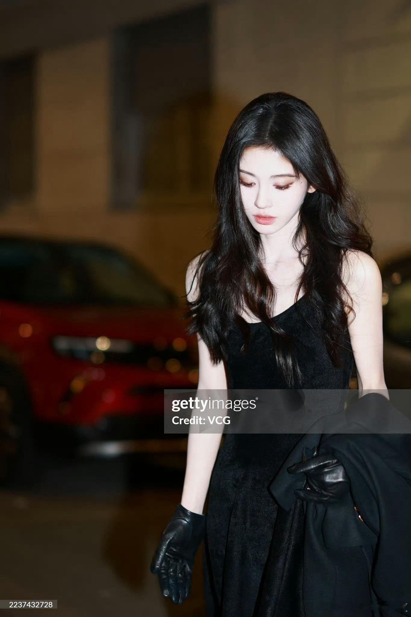 鞠婧祎米兰这才是女神级亮相吧！对着镜头一笑直接心动暴击，甜酷妆造把氛围感拉满，连