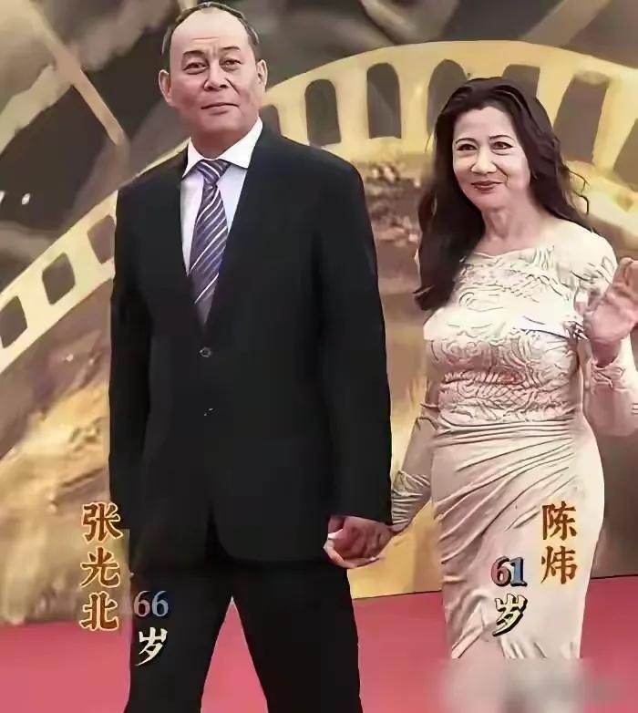这身材真是绝了，脸珠圆玉润，胸部丰满，腚大腰圆，张光北是荧幕上极具硬汉气质的老戏