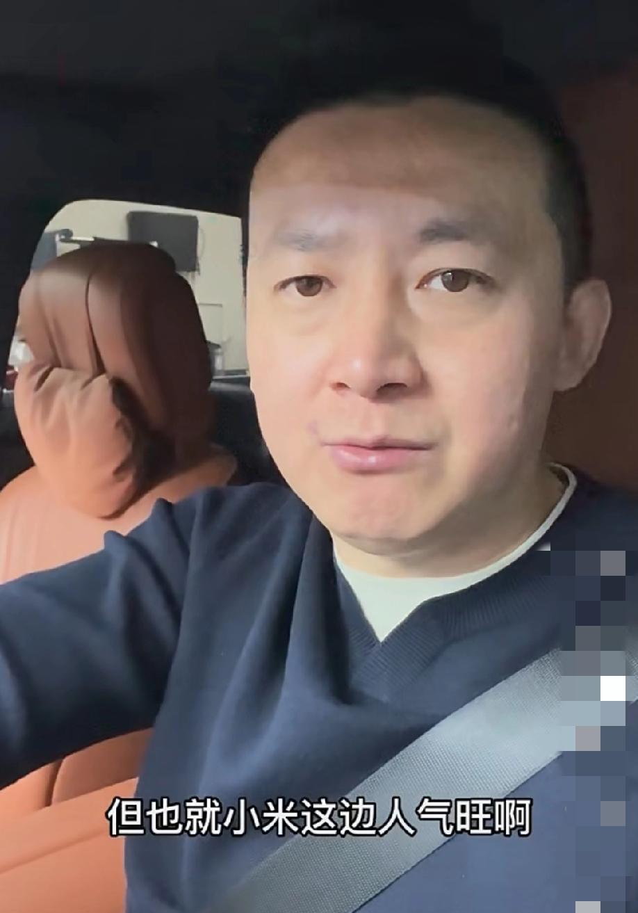 山东，奔驰车主发视频吐槽:网上都说小米汽车这不好那不好，可你看小米交付中心，排着