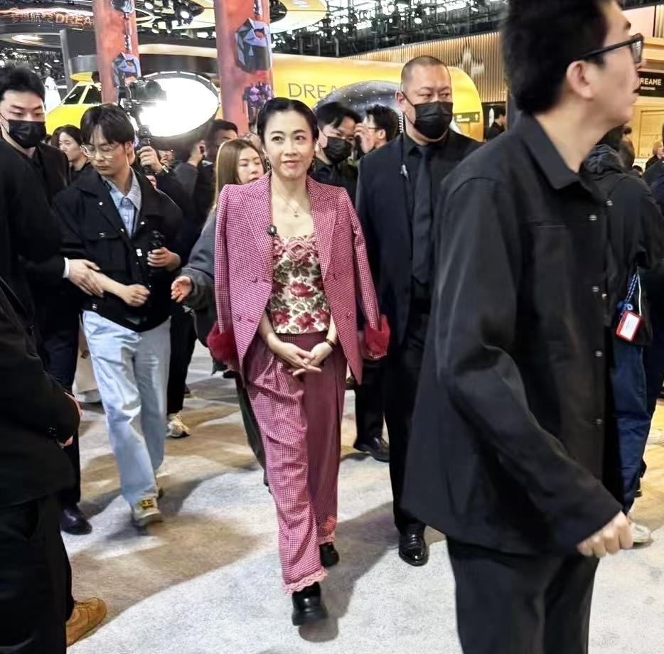 50岁豪门主妇凌晨3点晒自拍！那不是皱纹是勋章。你见过3000万现金怎么进账