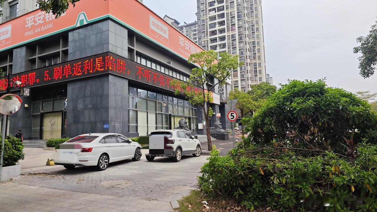 见缝插针的违停，明明就在停车场门口了，这么点位置都能找到违停的位置。加油站这边