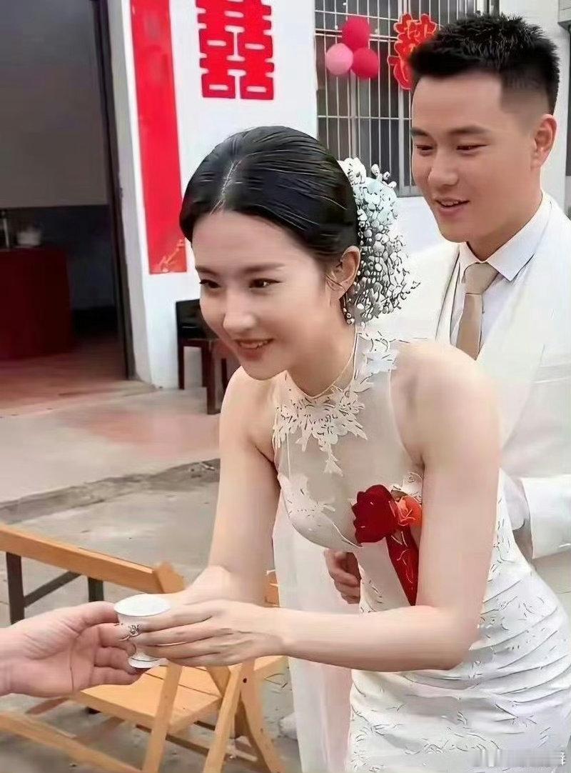 深圳一婚礼现场，新娘颜值好高，像不像刘亦菲？这小伙太幸福了吧！