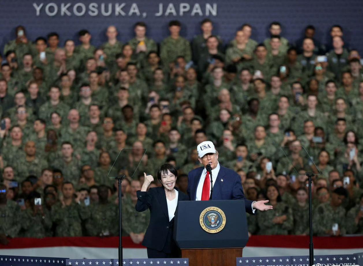 这三张照片，形象定义了日美关系：依附、谄媚……嗯，慰安。​