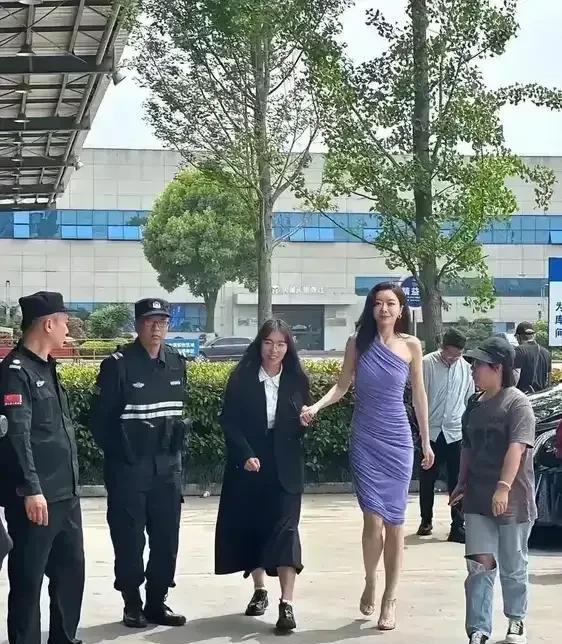 郭富城路人视角这么矮？看着比主持人还矮一大截，他的身高官方写的171cm，我看