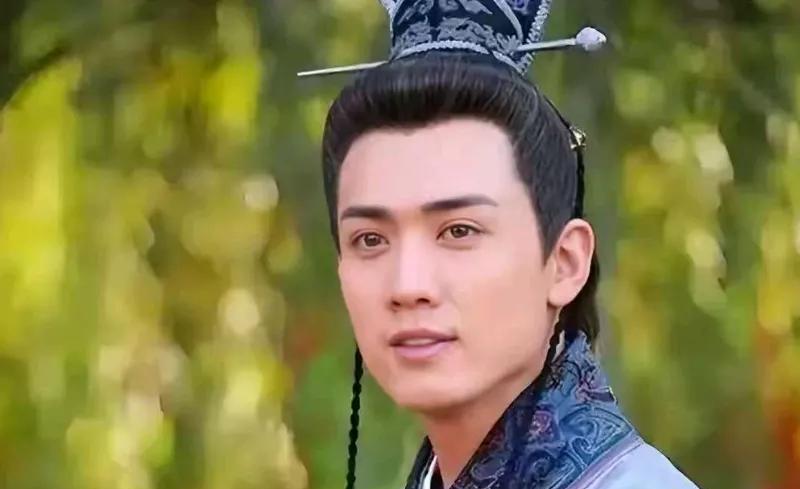 公元745年，杨贵妃不小心弹错一个音符，60岁的玄宗突然抄起玉笛，狠狠砸向她的脖