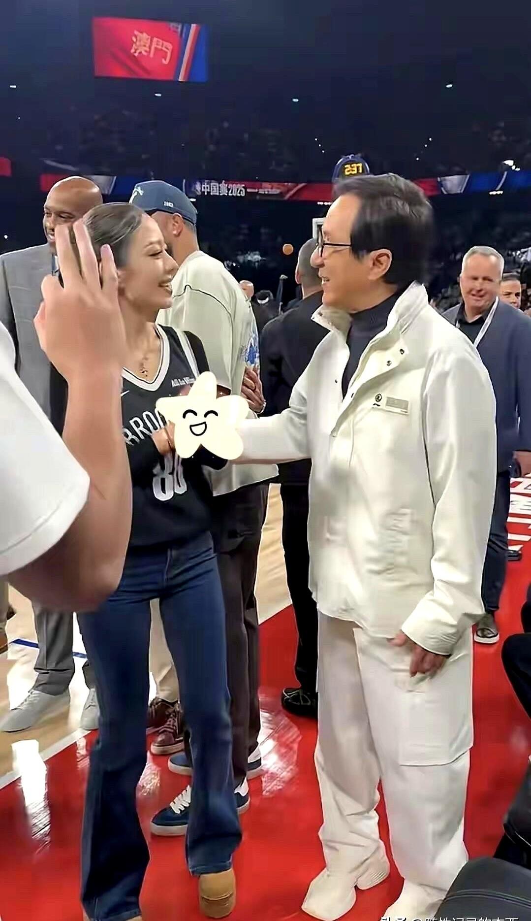 谁敢信，71岁的成龙，突然就白了头。过去总说他身板笔挺，没肚腩也没白发，状态