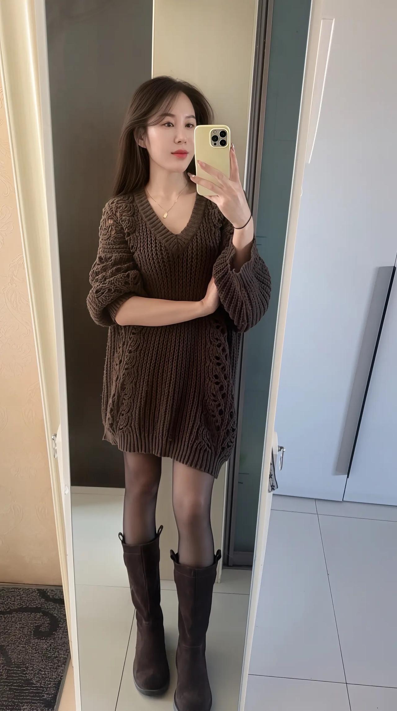 棕色针织连衣裙搭配高筒靴，温暖又时尚！🍂👗👢