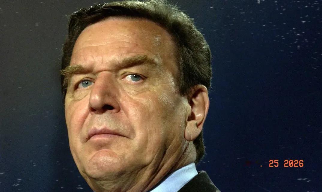 德国前总理施罗德在报纸上发了一篇专栏，大意是说，俄罗斯没那么可怕，别老妖魔化人家