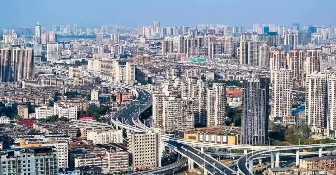 南昌十五五重磅目标确定，力争经济总量突破万亿元！想要实现万亿跨越，两大关键词至