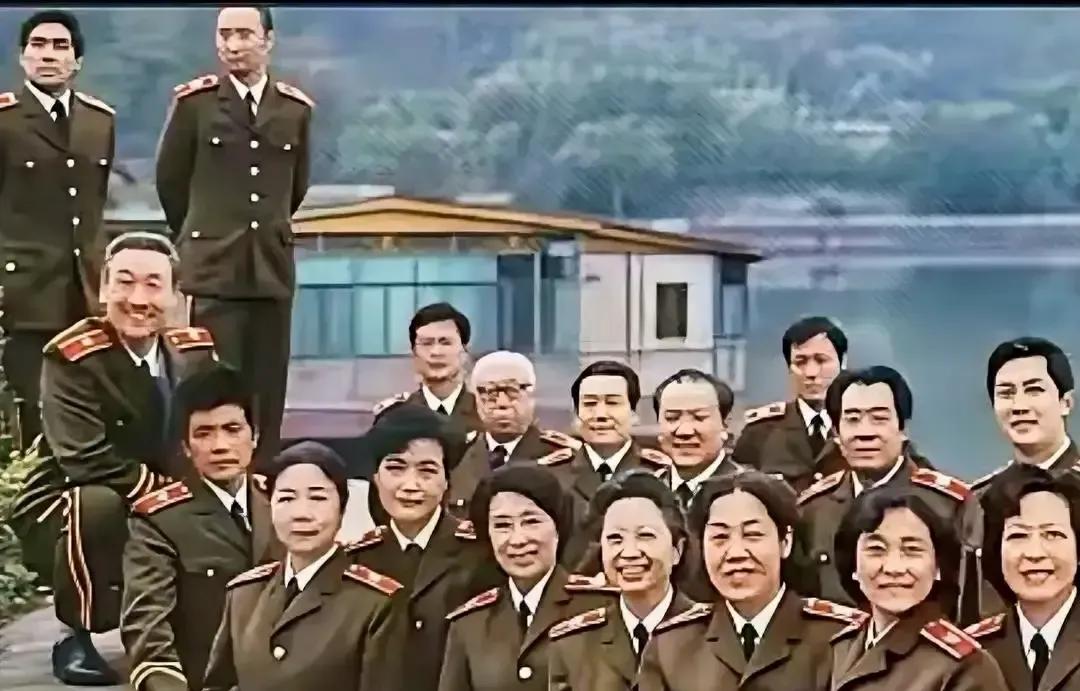 唐国强刘江林默予等老戏骨同框，照片里左边俩穿军装的大爷没人叫得出名字。发帖小哥