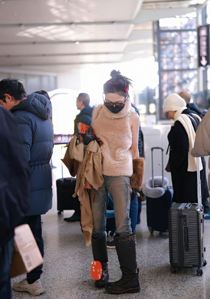 总而言之，彭小苒这身“冰火两重天”的机场穿搭，再次展现了她的时尚驾驭能力。零下1