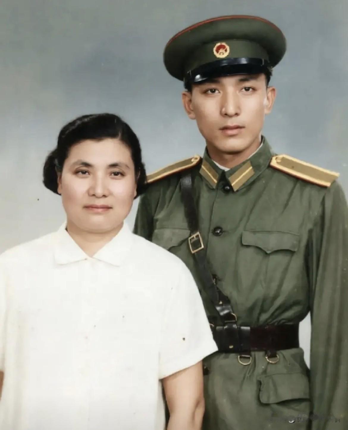 1964年，罗炳辉将军的夫人张明秀与儿子罗新安的合影。1946年6月21日，罗炳