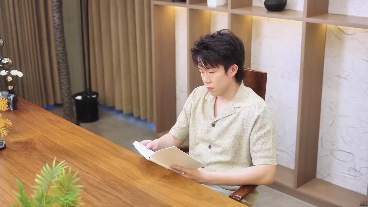 王楚钦拍摄的商务，这小狼尾多帅气啊，爱就一直留着，不影响比赛的，帅气十足！亲相