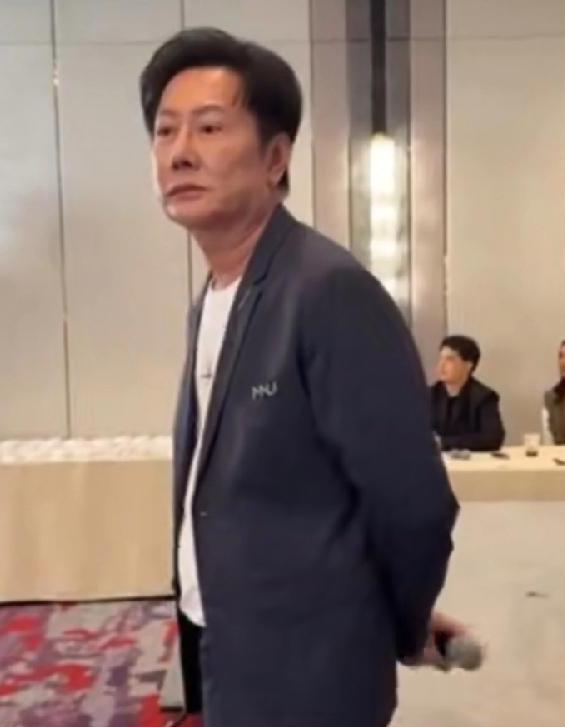 泰国侮辱墨西哥环球小姐男总监，这资本家派头，盛气凌人，根本不把看似光鲜环球小姐放