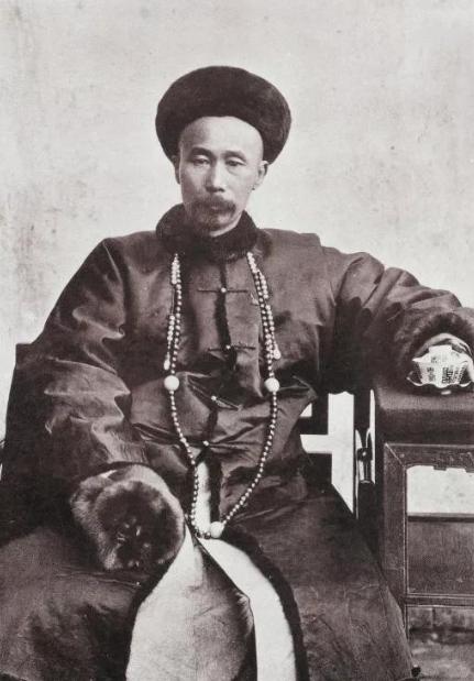 1863年，丧妻两年后，李鸿章决定再娶一房夫人，大婚当天，新娘的陪嫁丫鬟冬梅，