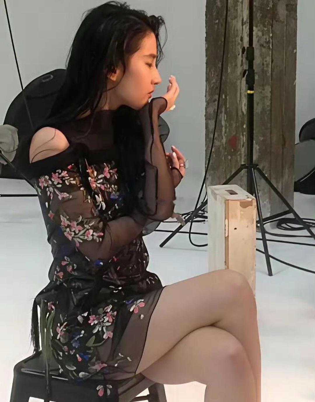 看到刘亦菲也有小肚子，一瞬间释怀了
